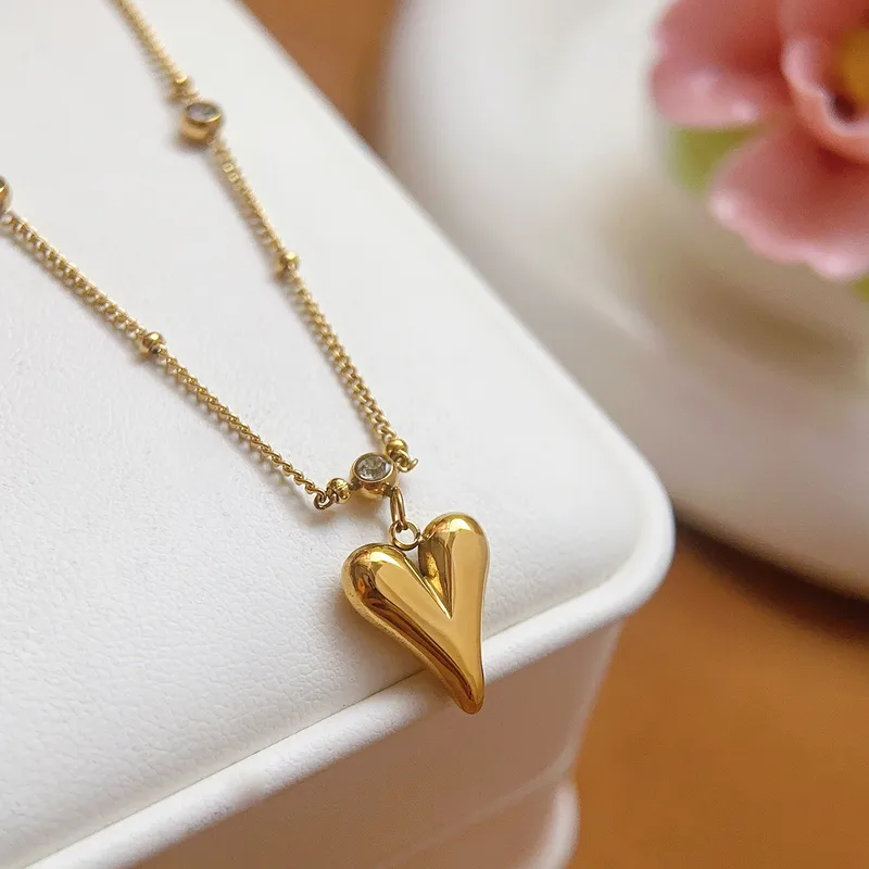 Collar corazón estilizado